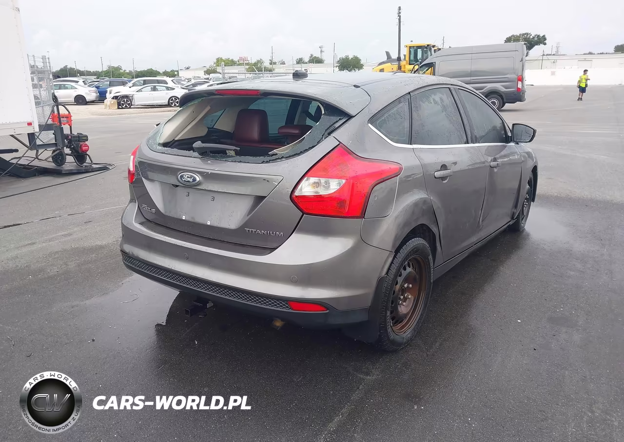 2012 Ford Focus Titanium VIN:1FAHP3N23CL282850 - 4