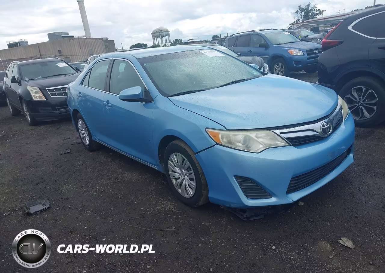 2013 Toyota Camry Le – zdjęcie 1 z 16
