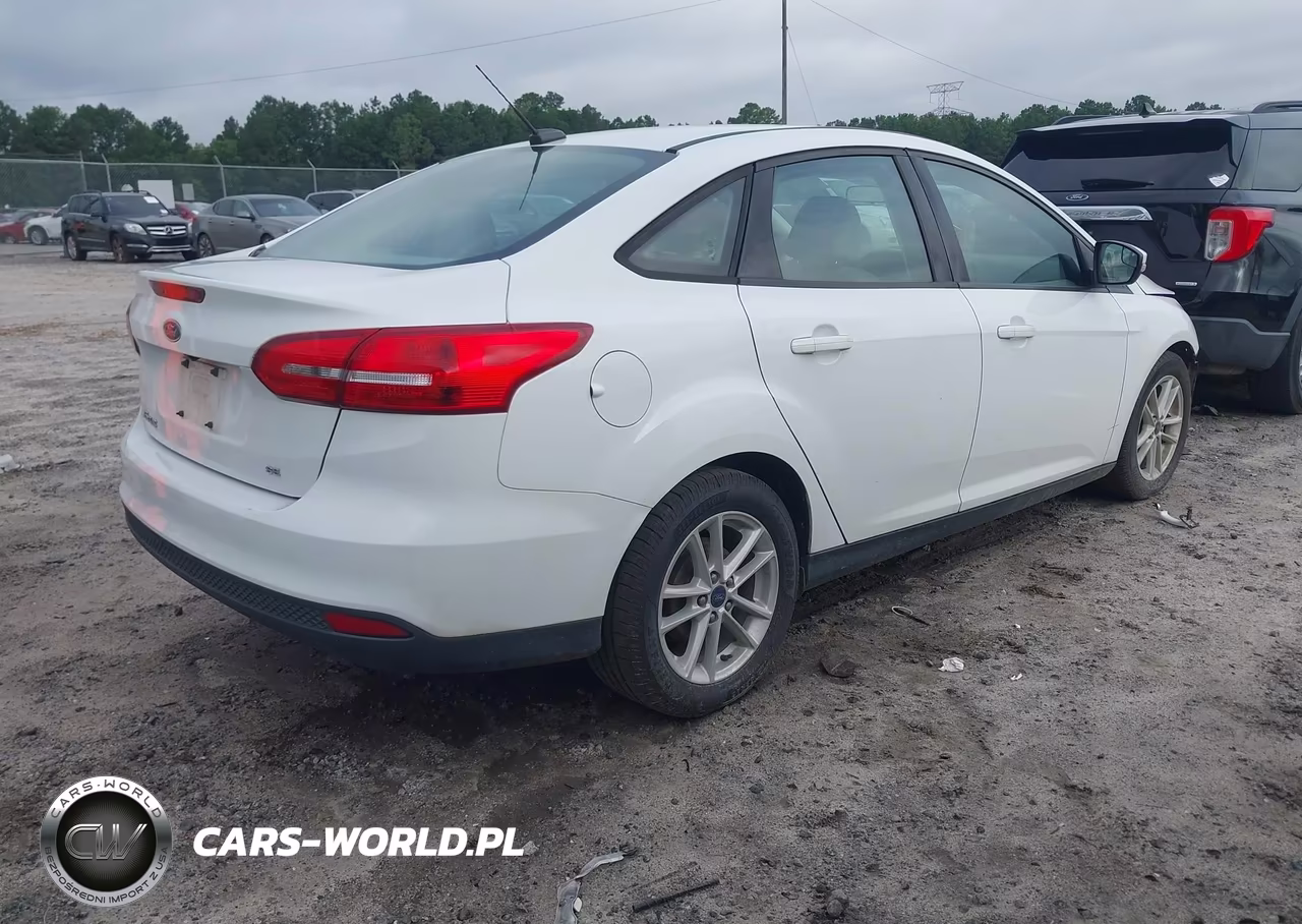2017 Ford Focus Se VIN:1FADP3F22HL224233 - 4