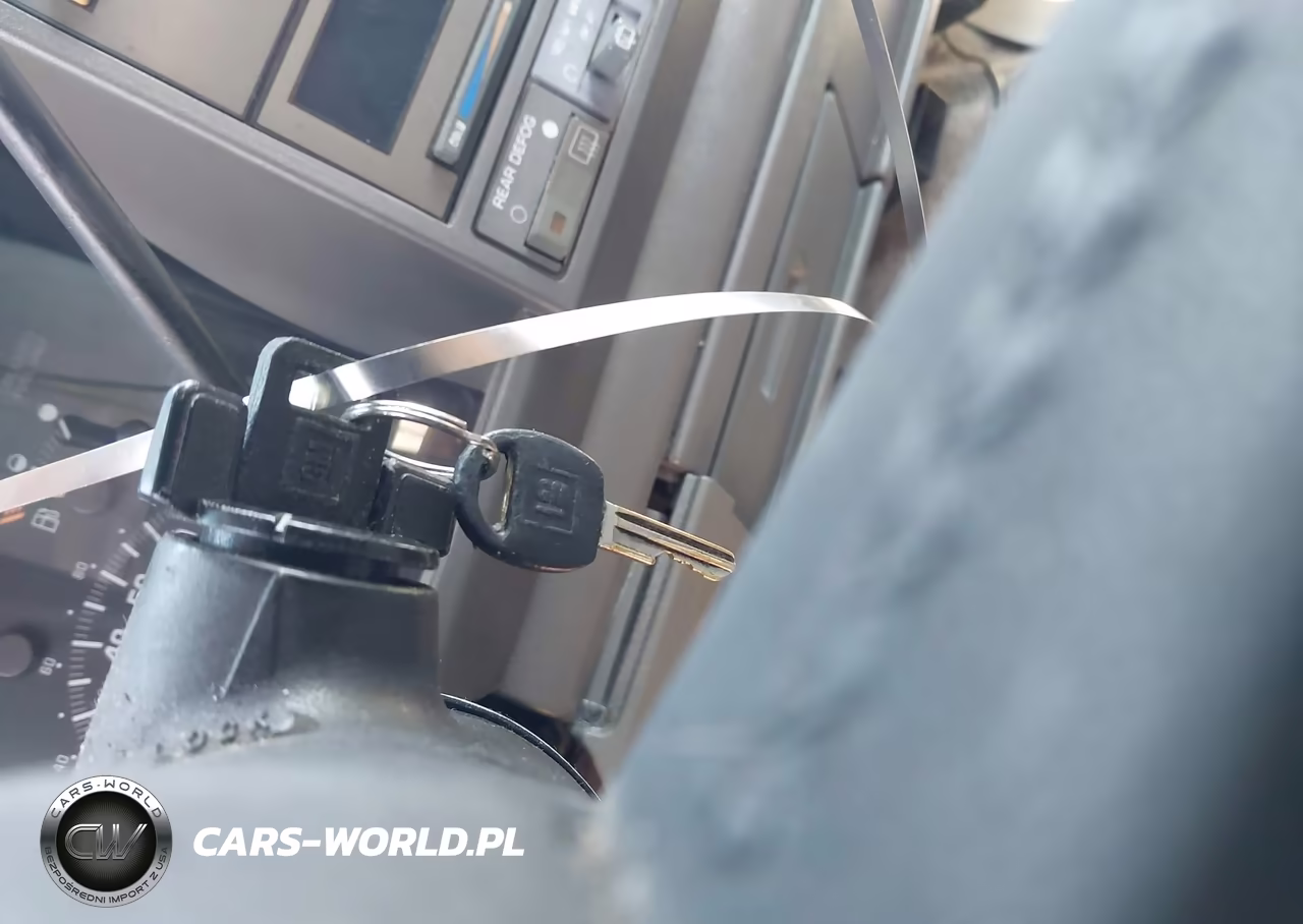 1993 Chevrolet Suburban K1500 VIN:1GNFK16K7PJ403987 - 11