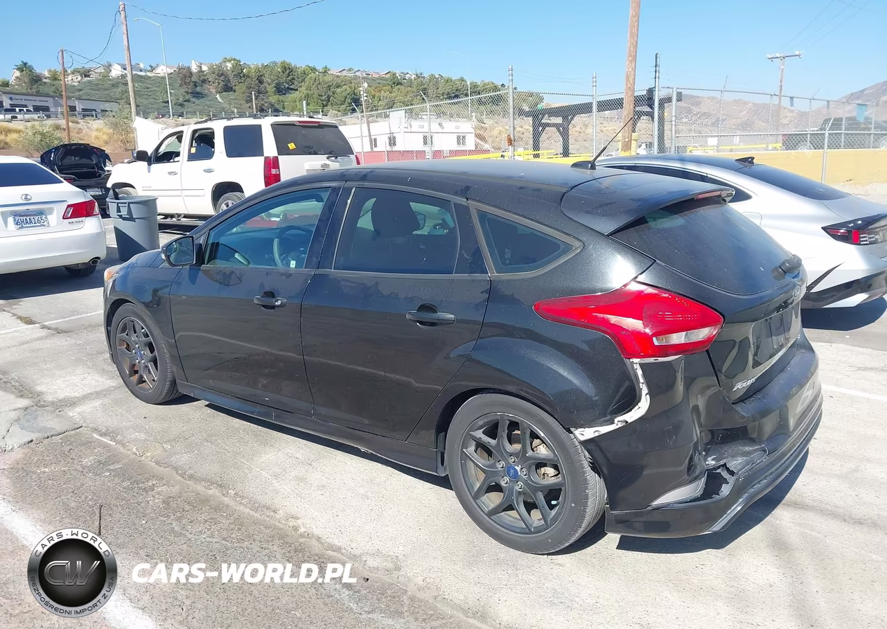 2015 Ford Focus Se VIN:1FADP3K26FL363851 - 3