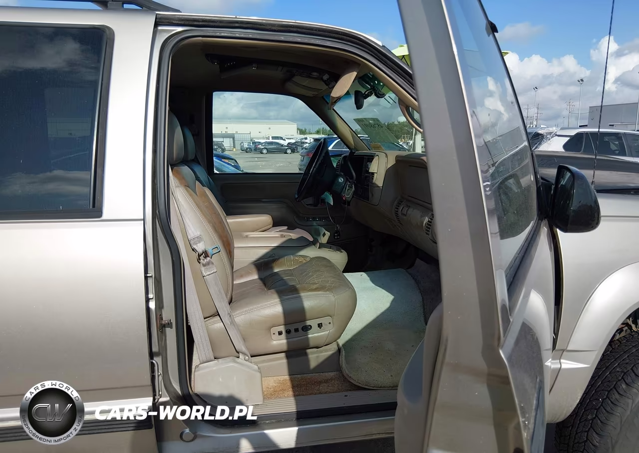 1999 Chevrolet Suburban VIN:3GNGK26R2XG237290 - 5