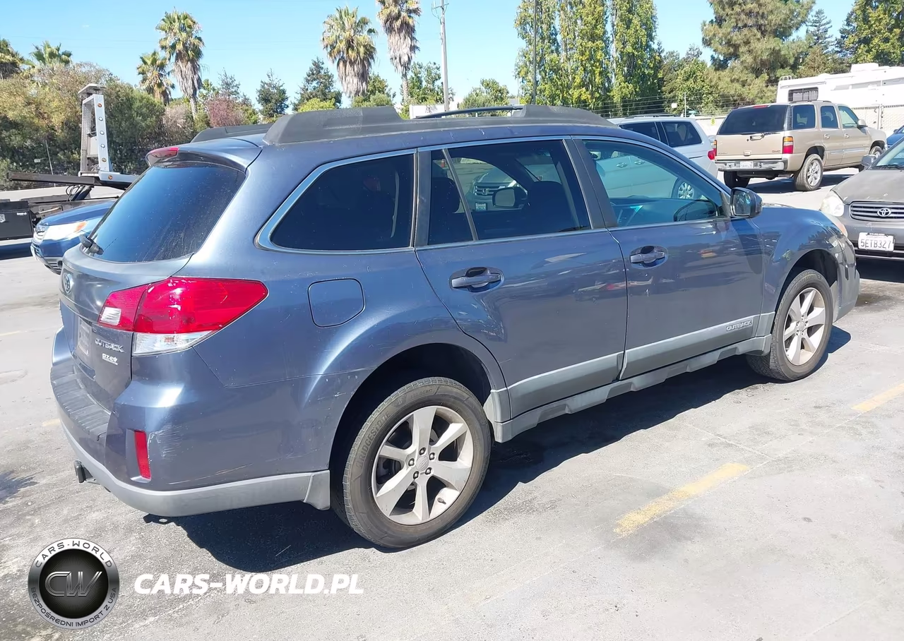 2013 Subaru Outback 2.5I Premium VIN:4S4BRBCCXD3210086 - 4