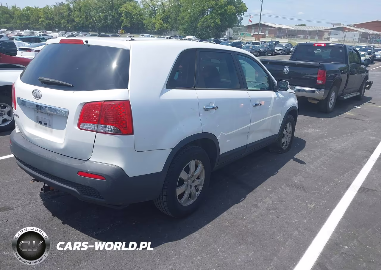 2011 Kia Sorento Lx VIN:5XYKT3A17BG177621 - 4