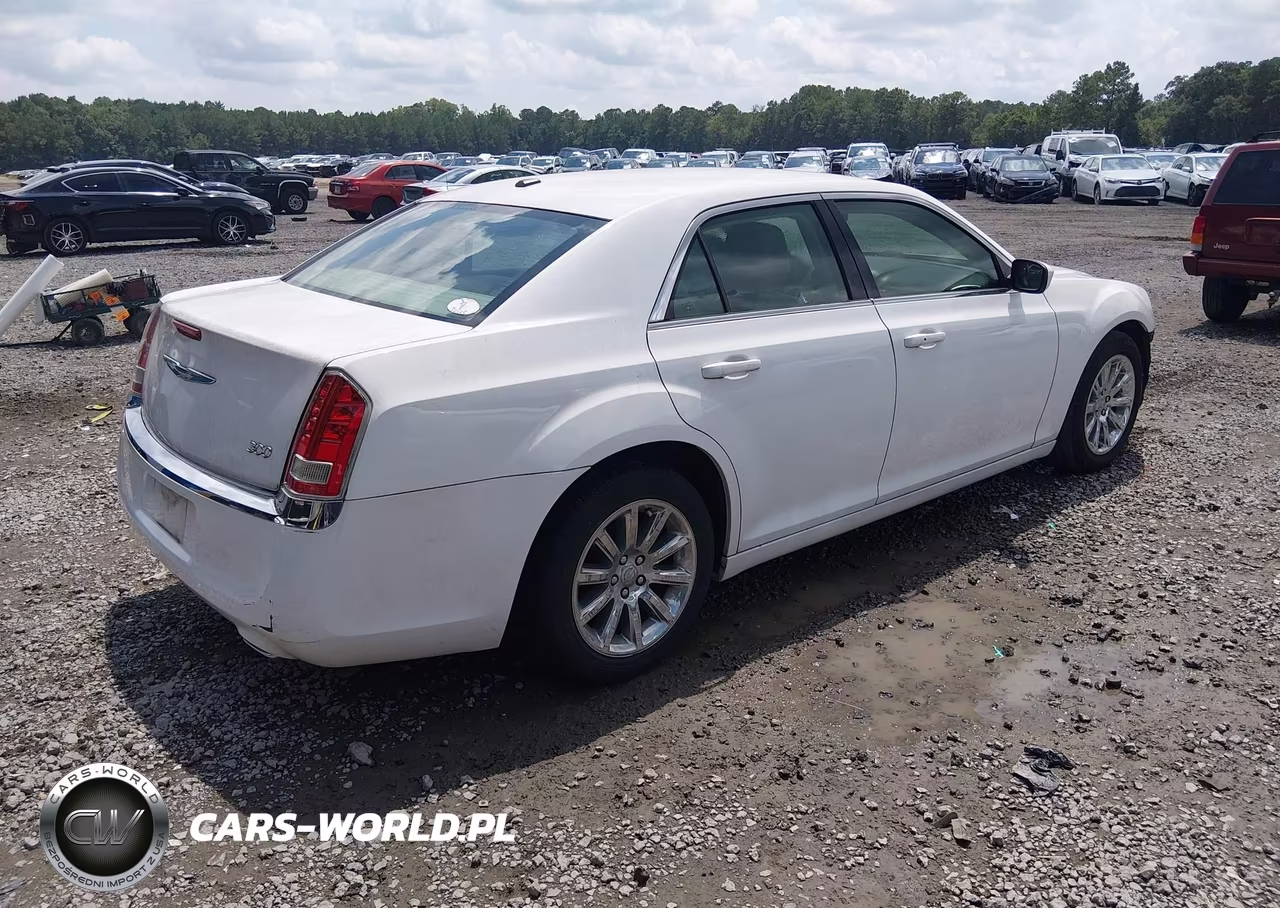 2014 Chrysler 300 VIN:2C3CCAAG8EH354992 - 4