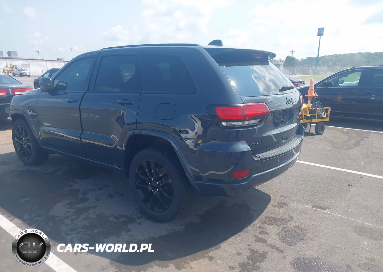 2017 Jeep Grand Cherokee Altitude 4X4 VIN:1C4RJFAG8HC767642 - 3