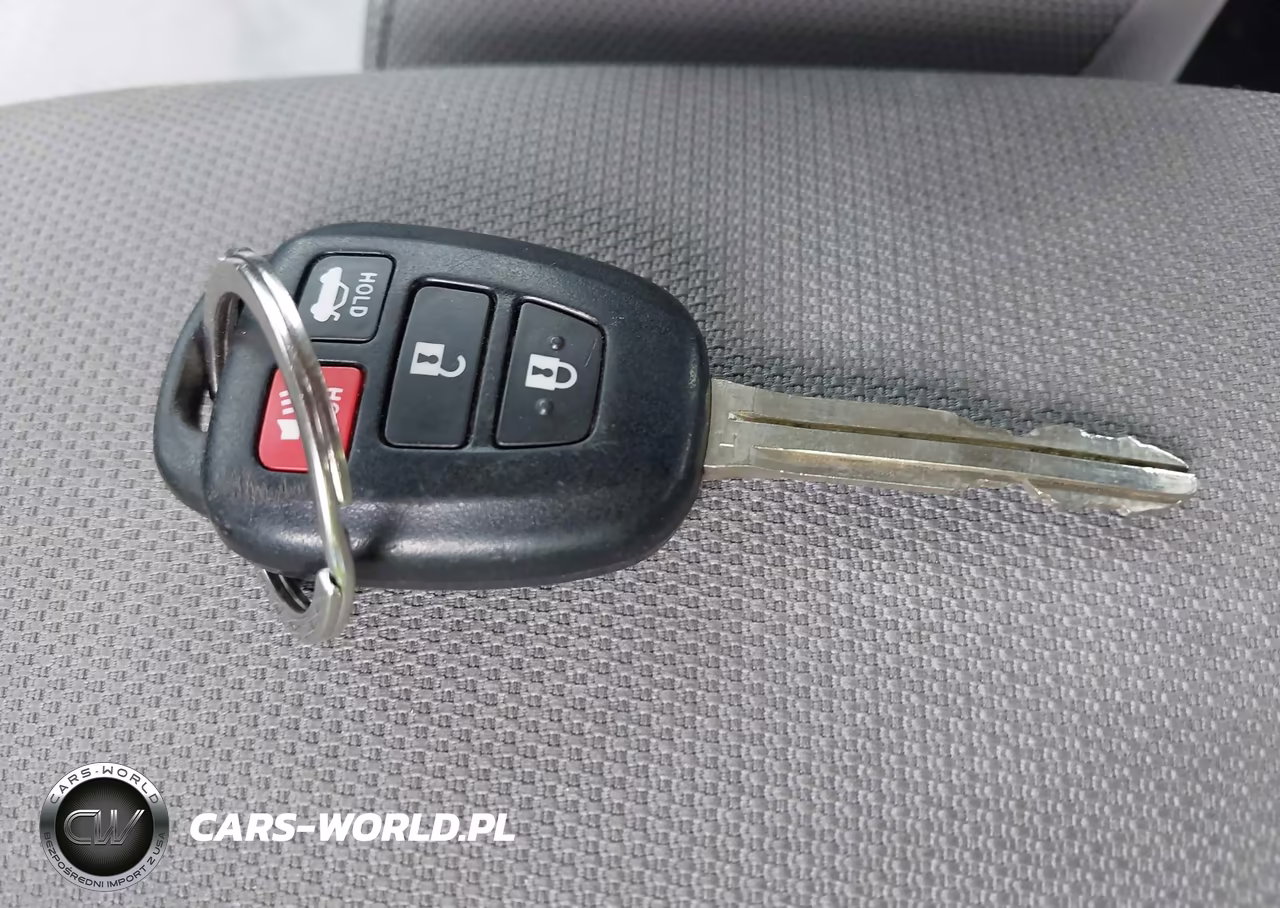 2018 Toyota Corolla Le VIN:5YFBURHE8JP805561 - 11