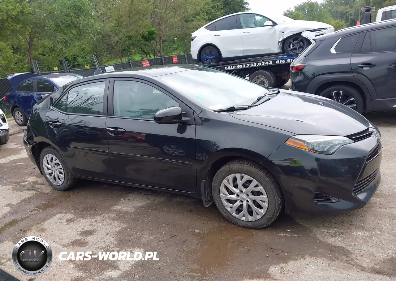 2018 Toyota Corolla Le VIN:5YFBURHE8JP805561 - 13