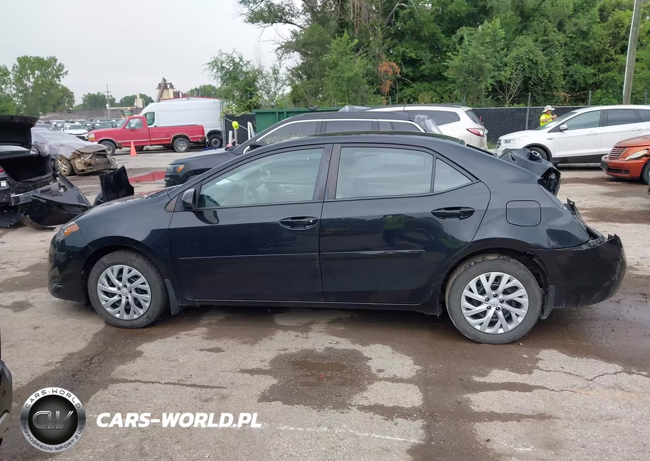 2018 Toyota Corolla Le VIN:5YFBURHE8JP805561 - 14