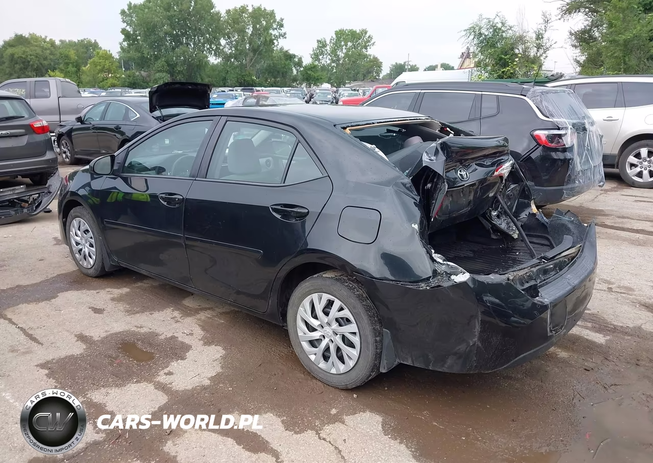 2018 Toyota Corolla Le VIN:5YFBURHE8JP805561 - 3