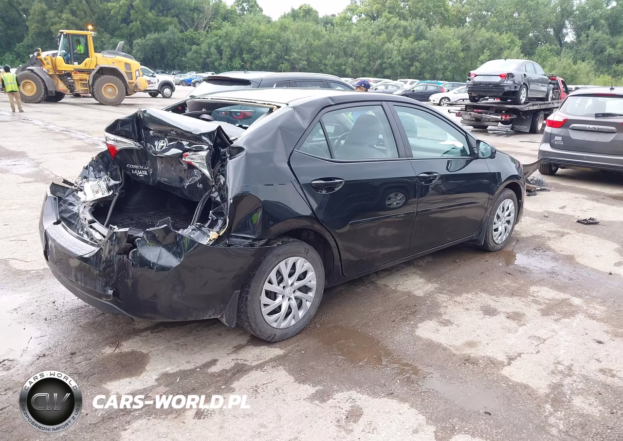2018 Toyota Corolla Le VIN:5YFBURHE8JP805561 - 4