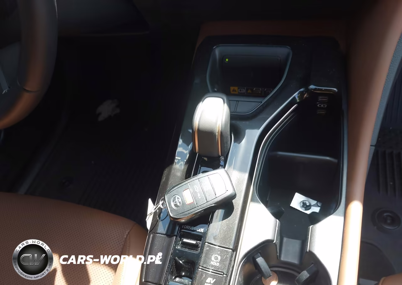 2025 Toyota Crown Signia Limited VIN:JTDACAAJ0S3020565 - 11