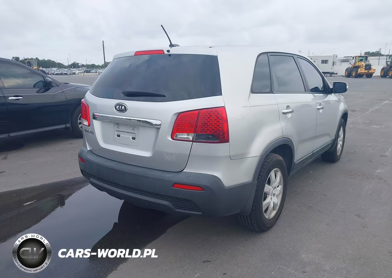 2011 Kia Sorento Lx VIN:5XYKT3A12BG087809 - 4