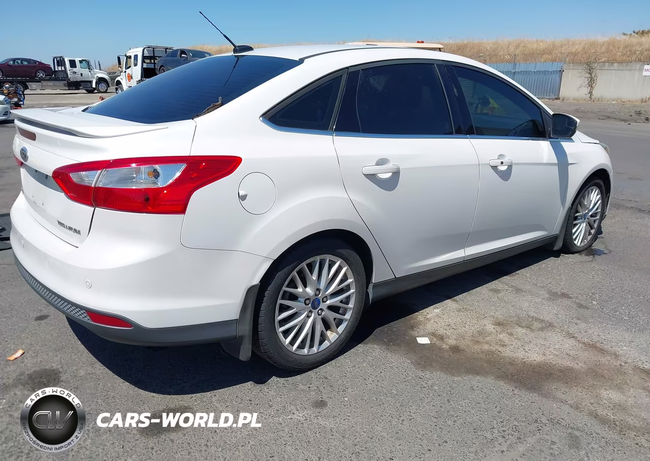 2013 Ford Focus Titanium VIN:1FADP3J27DL382603 - 4