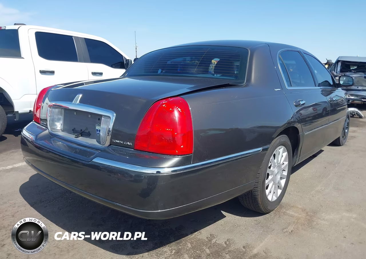 2007 Lincoln Town Car Signature VIN:1LNHM81W37Y604562 - 4