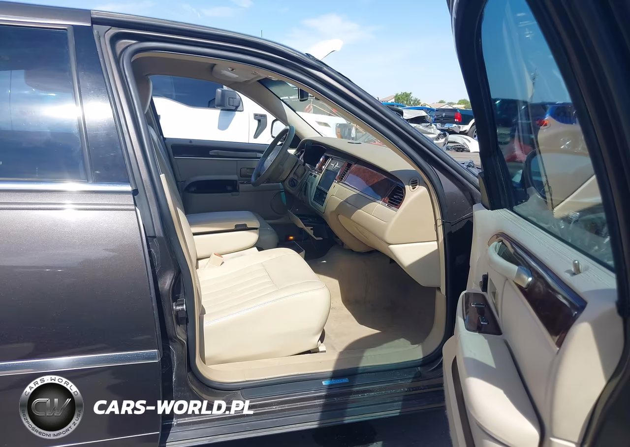 2007 Lincoln Town Car Signature VIN:1LNHM81W37Y604562 - 5