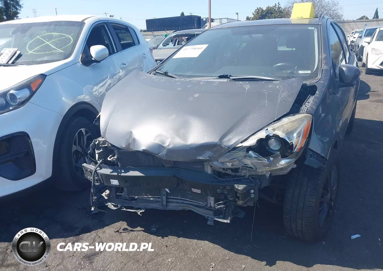 2015 Toyota Prius C Two VIN:JTDKDTB35F1111166 - 12