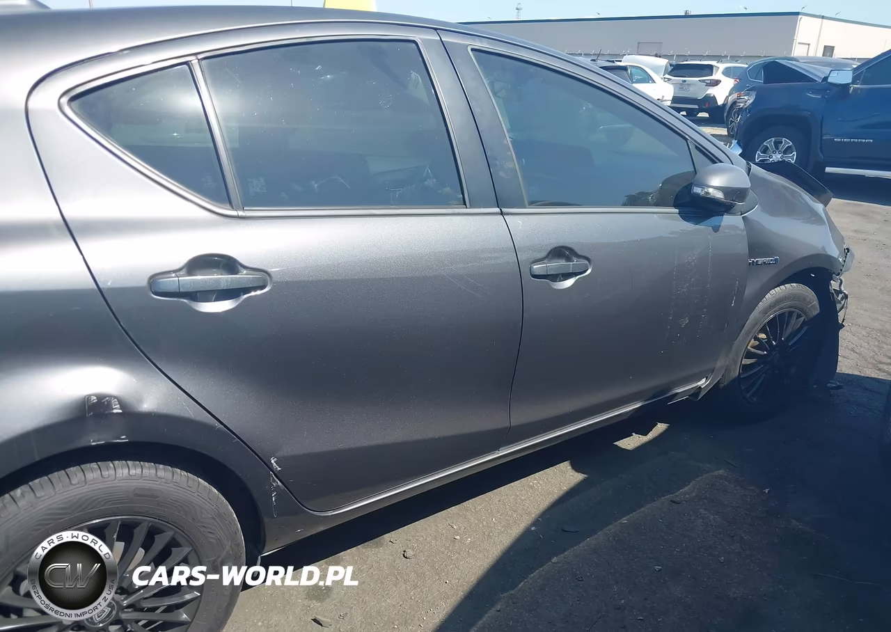 2015 Toyota Prius C Two VIN:JTDKDTB35F1111166 - 13