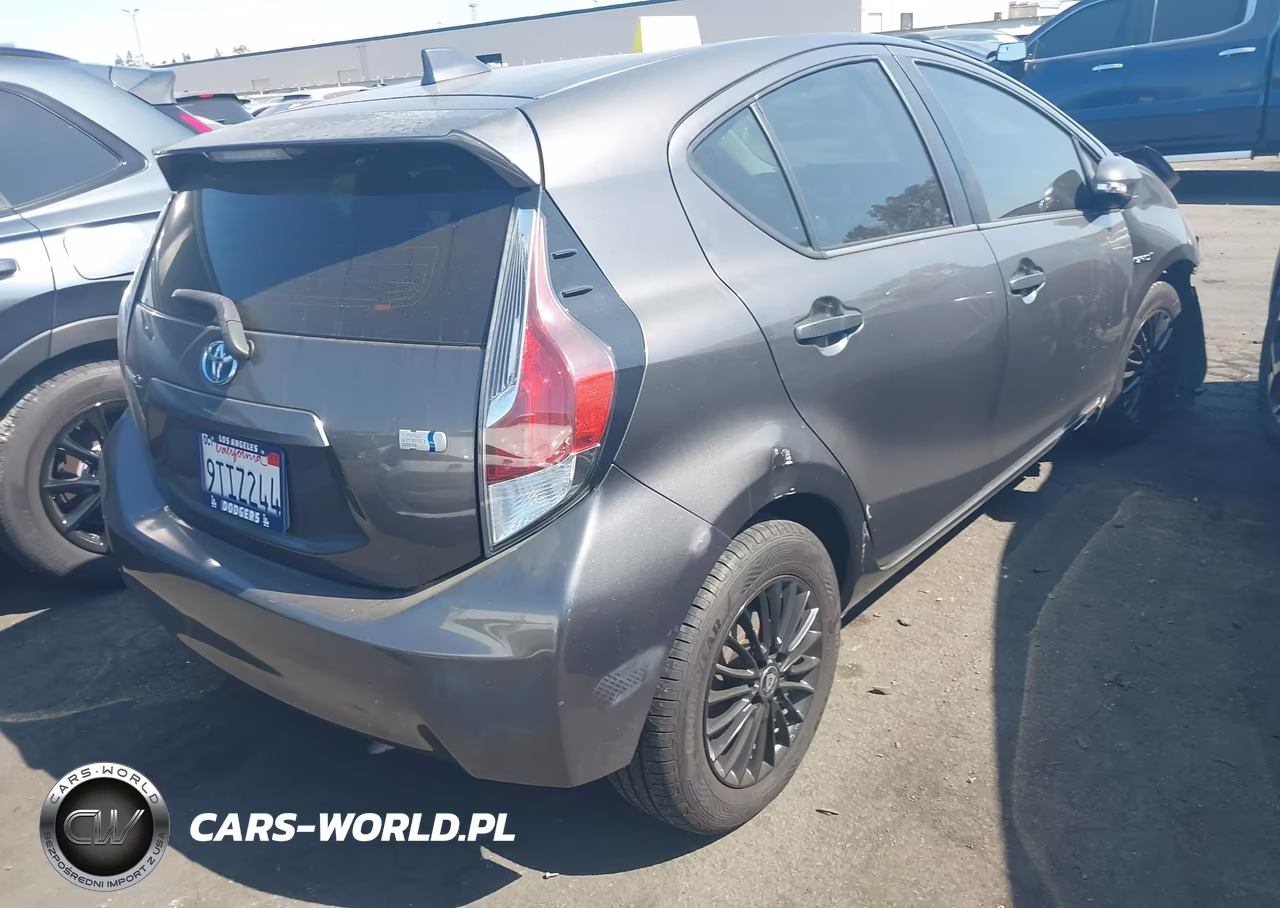 2015 Toyota Prius C Two VIN:JTDKDTB35F1111166 - 4