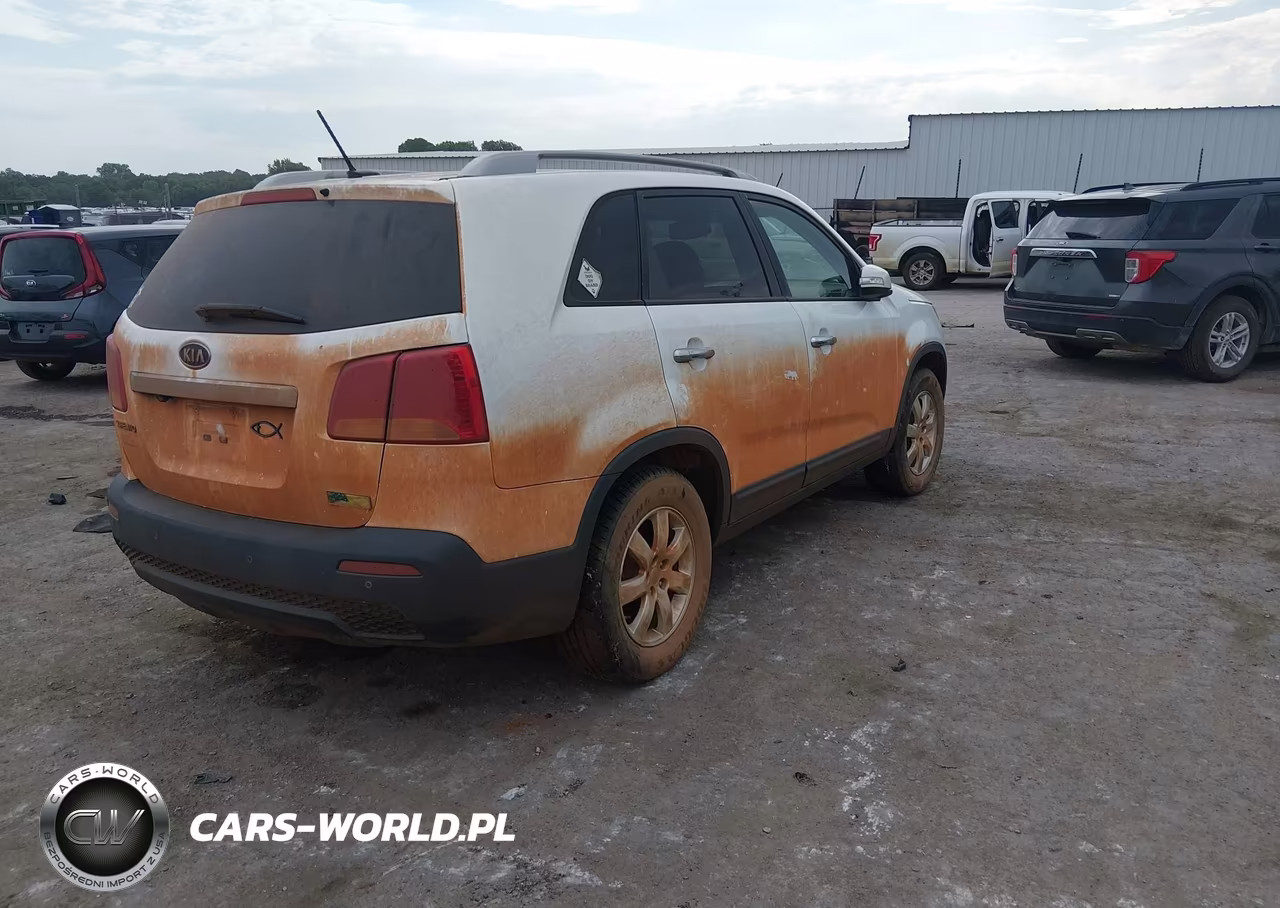 2011 Kia Sorento Lx VIN:5XYKT3A17BG181197 - 4