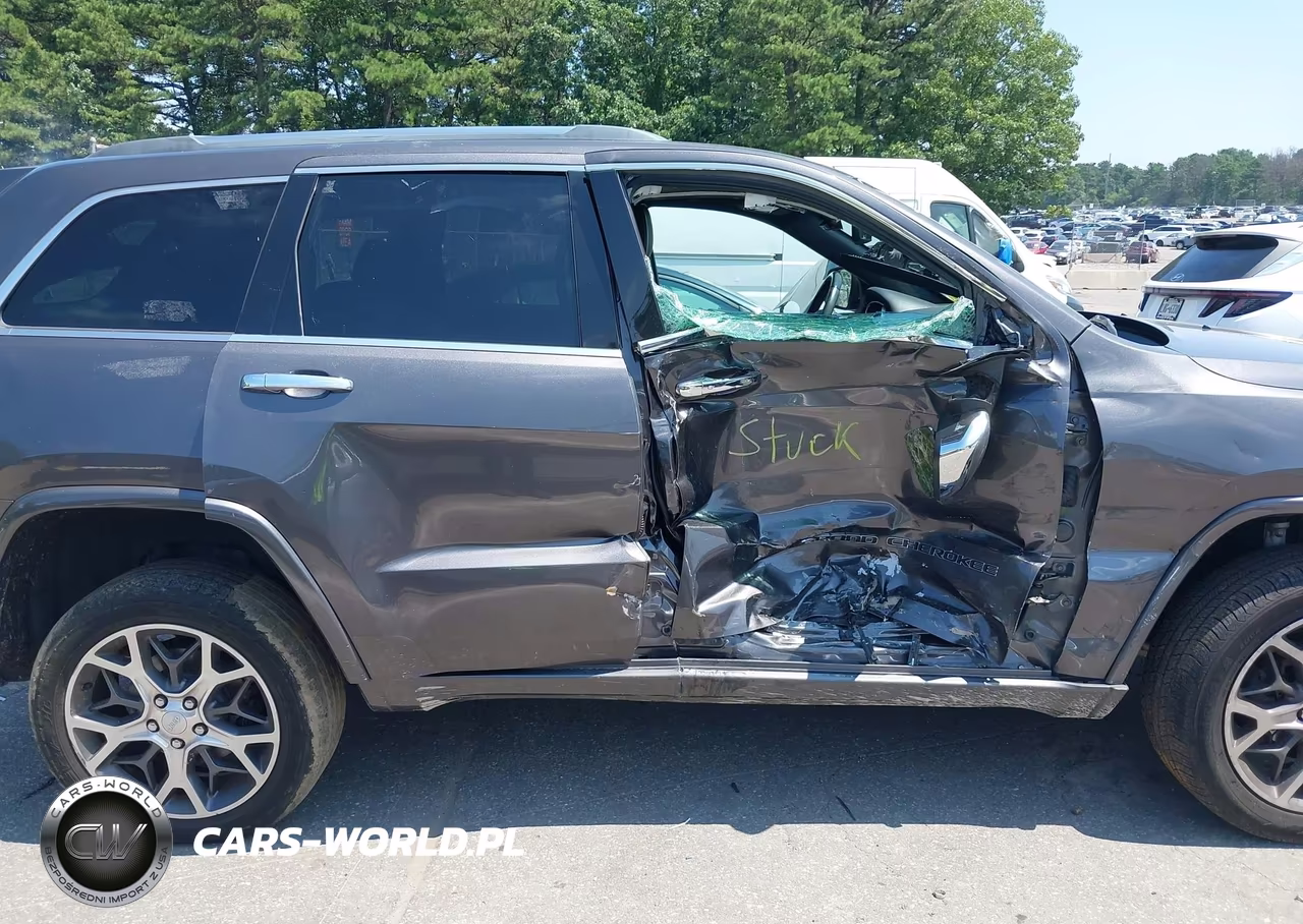 2019 Jeep Grand Cherokee Overland 4X4 VIN:1C4RJFCG9KC727767 - 18