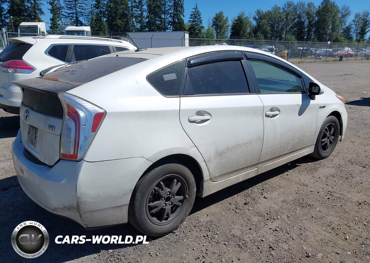 2014 Toyota Prius Three VIN:JTDKN3DU4E0385031 - 4