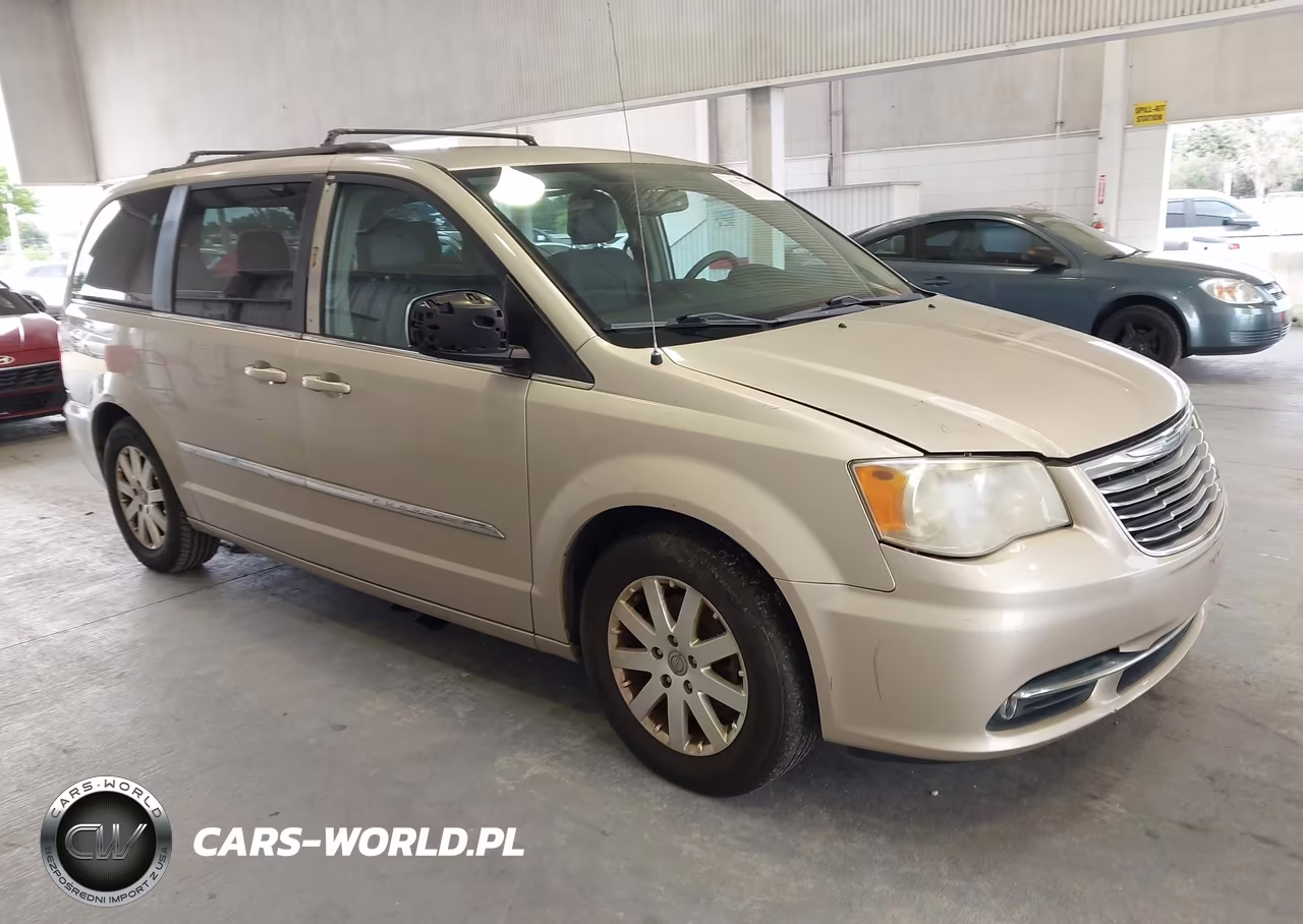 2013 Chrysler Town & Country Touring – zdjęcie 1 z 16