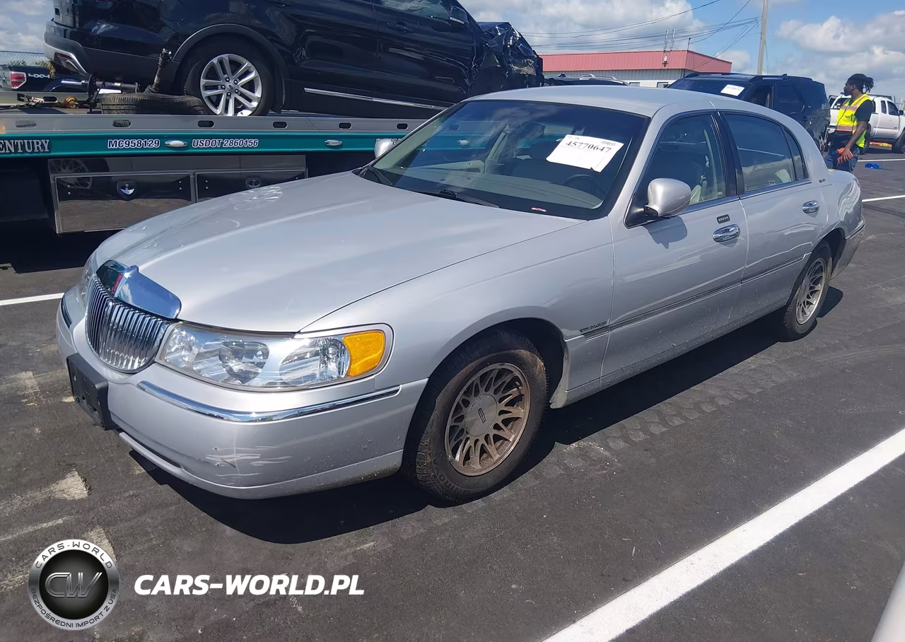2000 Lincoln Town Car Signature VIN:1LNHM82W2YY790983 - 2