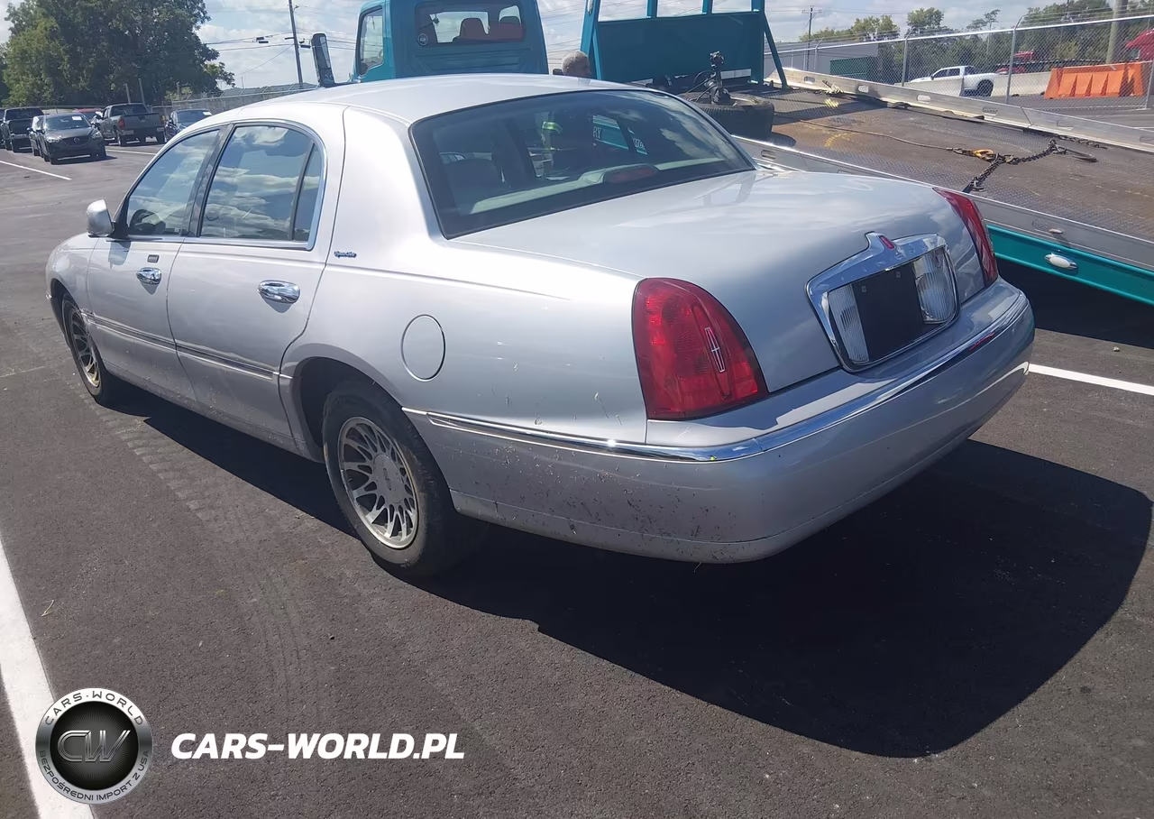 2000 Lincoln Town Car Signature VIN:1LNHM82W2YY790983 - 3
