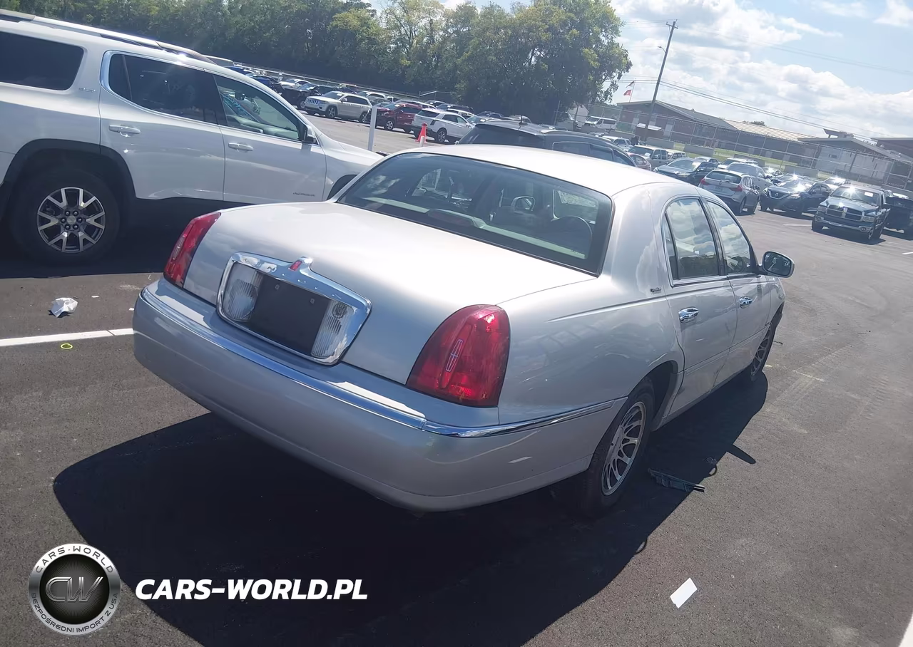 2000 Lincoln Town Car Signature VIN:1LNHM82W2YY790983 - 4