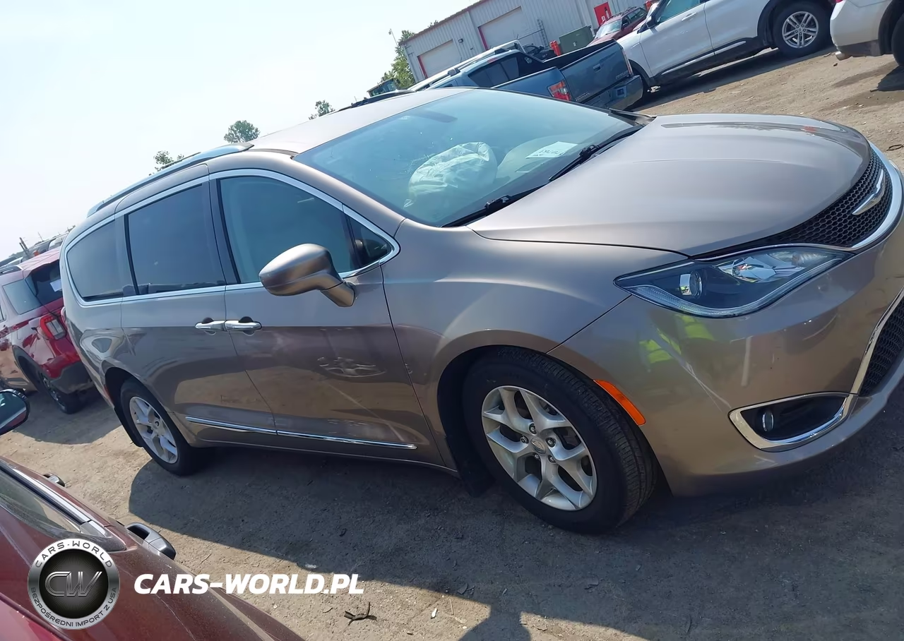 2018 Chrysler Pacifica Touring L Plus VIN:2C4RC1EG0JR321411 - 13