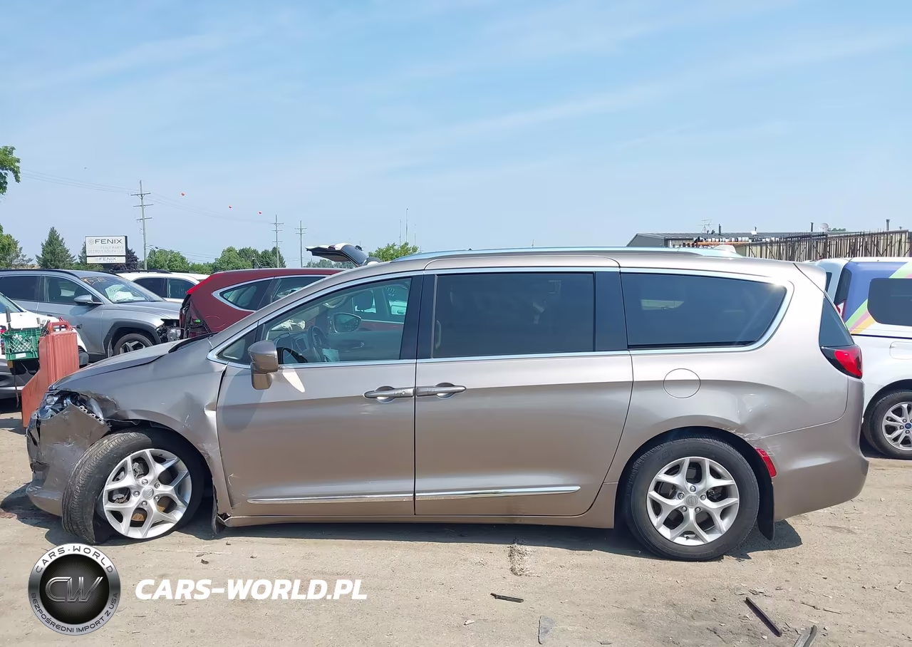 2018 Chrysler Pacifica Touring L Plus VIN:2C4RC1EG0JR321411 - 14