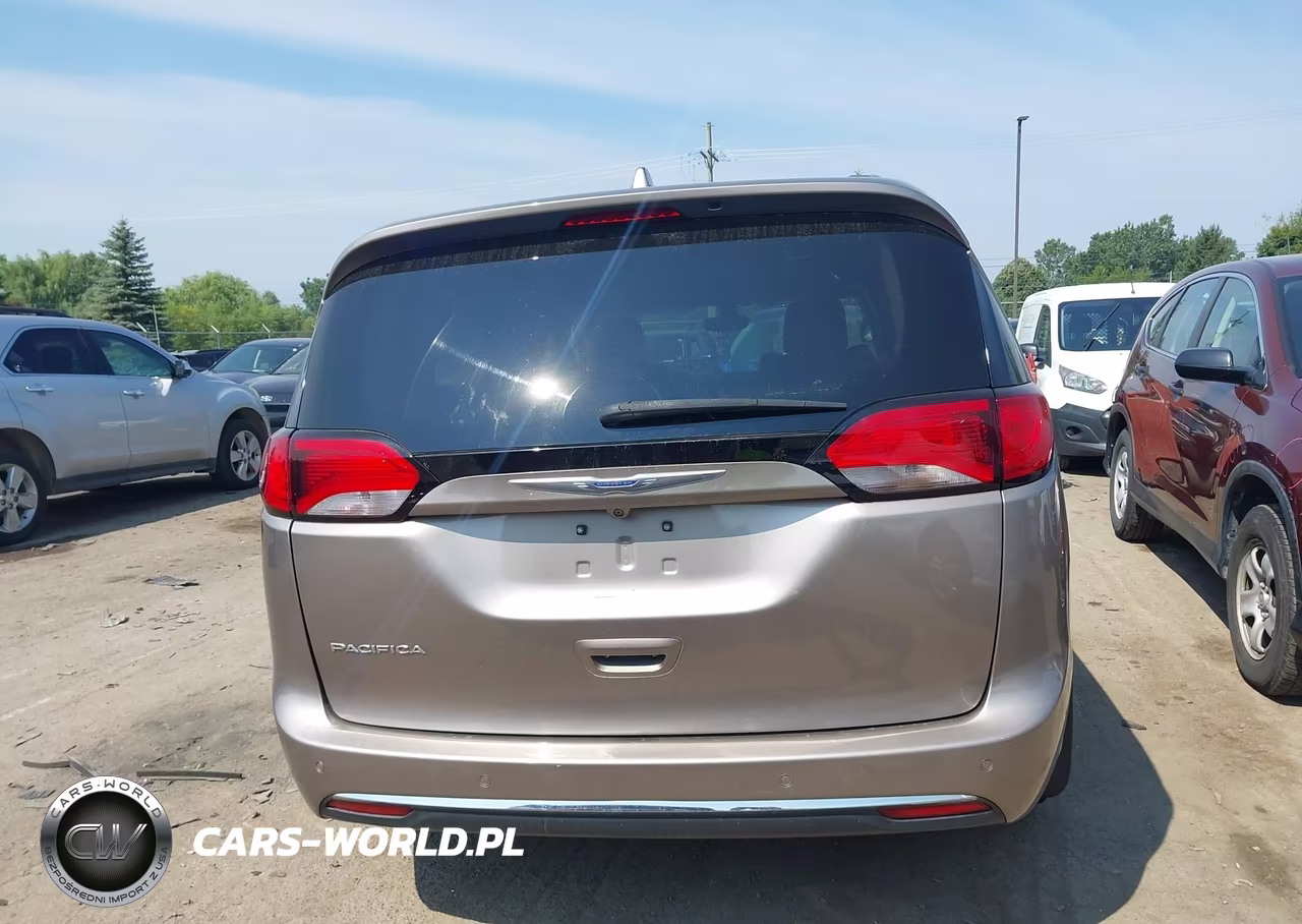 2018 Chrysler Pacifica Touring L Plus VIN:2C4RC1EG0JR321411 - 16