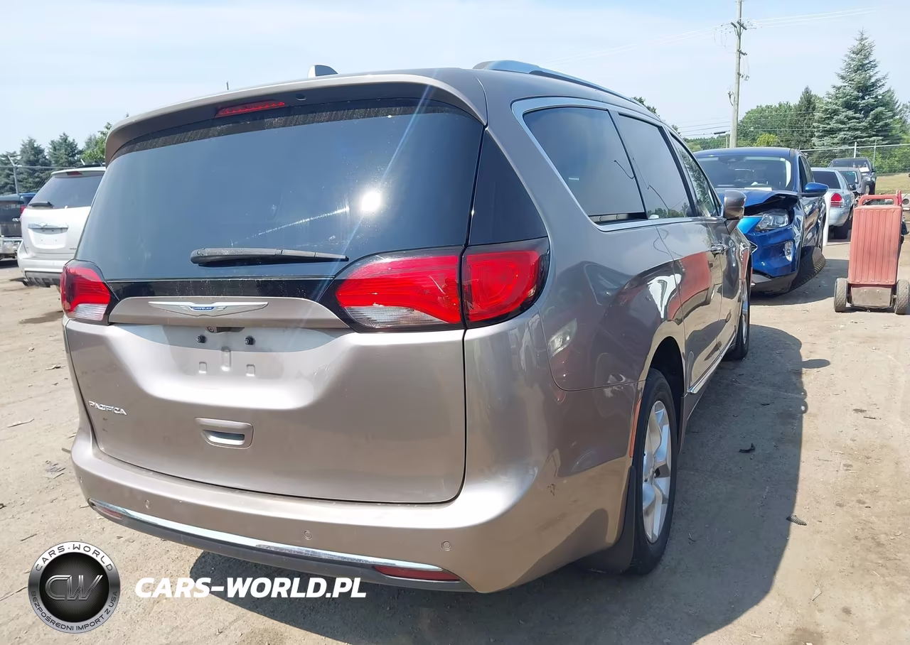 2018 Chrysler Pacifica Touring L Plus VIN:2C4RC1EG0JR321411 - 4