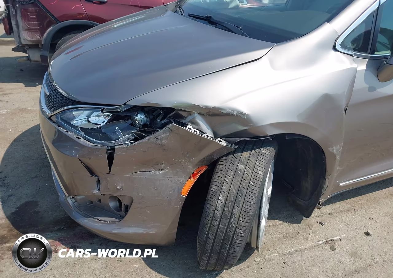 2018 Chrysler Pacifica Touring L Plus VIN:2C4RC1EG0JR321411 - 6