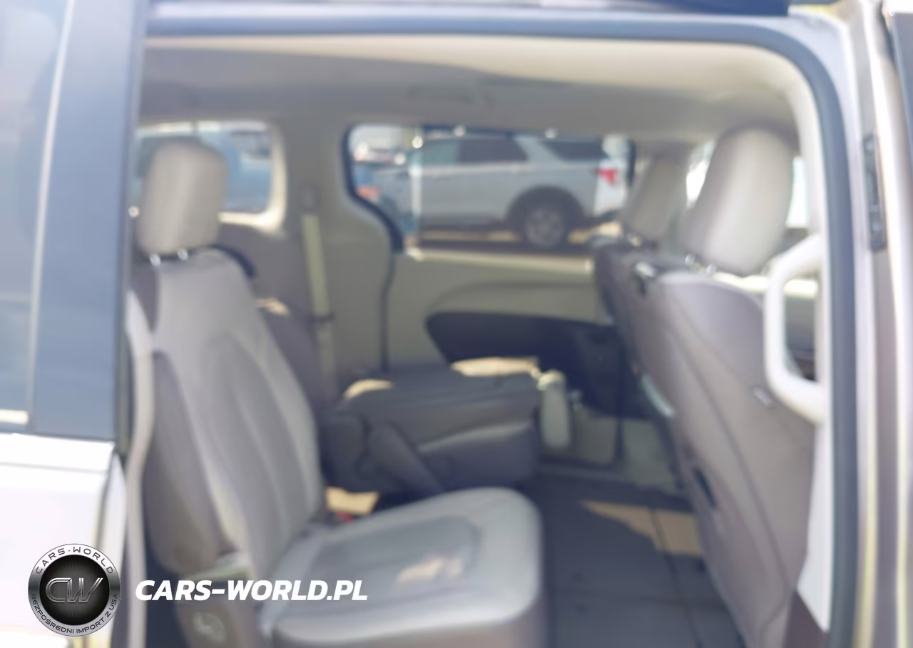 2018 Chrysler Pacifica Touring L Plus VIN:2C4RC1EG0JR321411 - 8