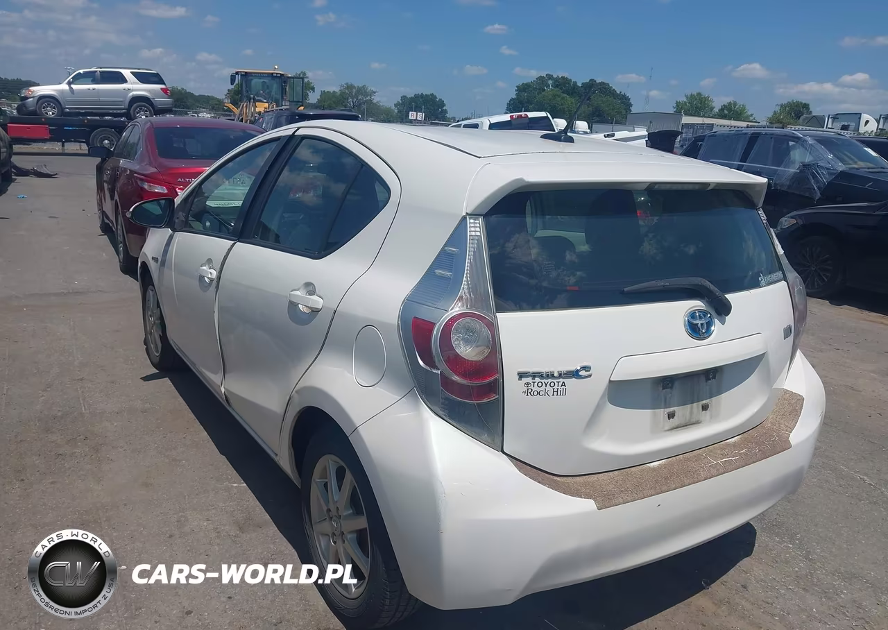 2013 Toyota Prius C Three VIN:JTDKDTB32D1539502 - 3