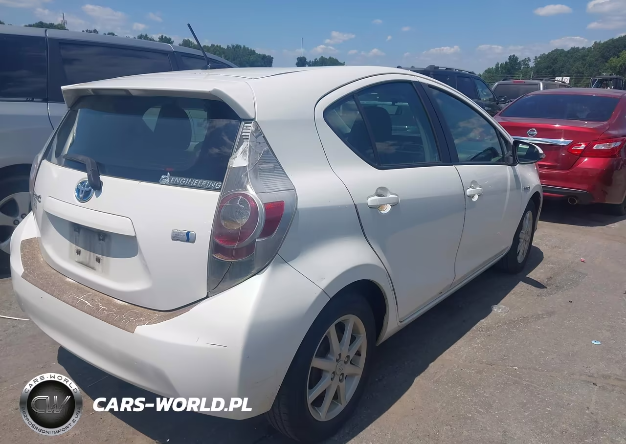 2013 Toyota Prius C Three VIN:JTDKDTB32D1539502 - 4