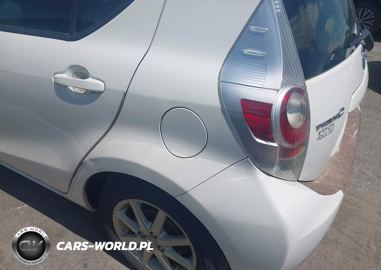 2013 Toyota Prius C Three VIN:JTDKDTB32D1539502 - 6