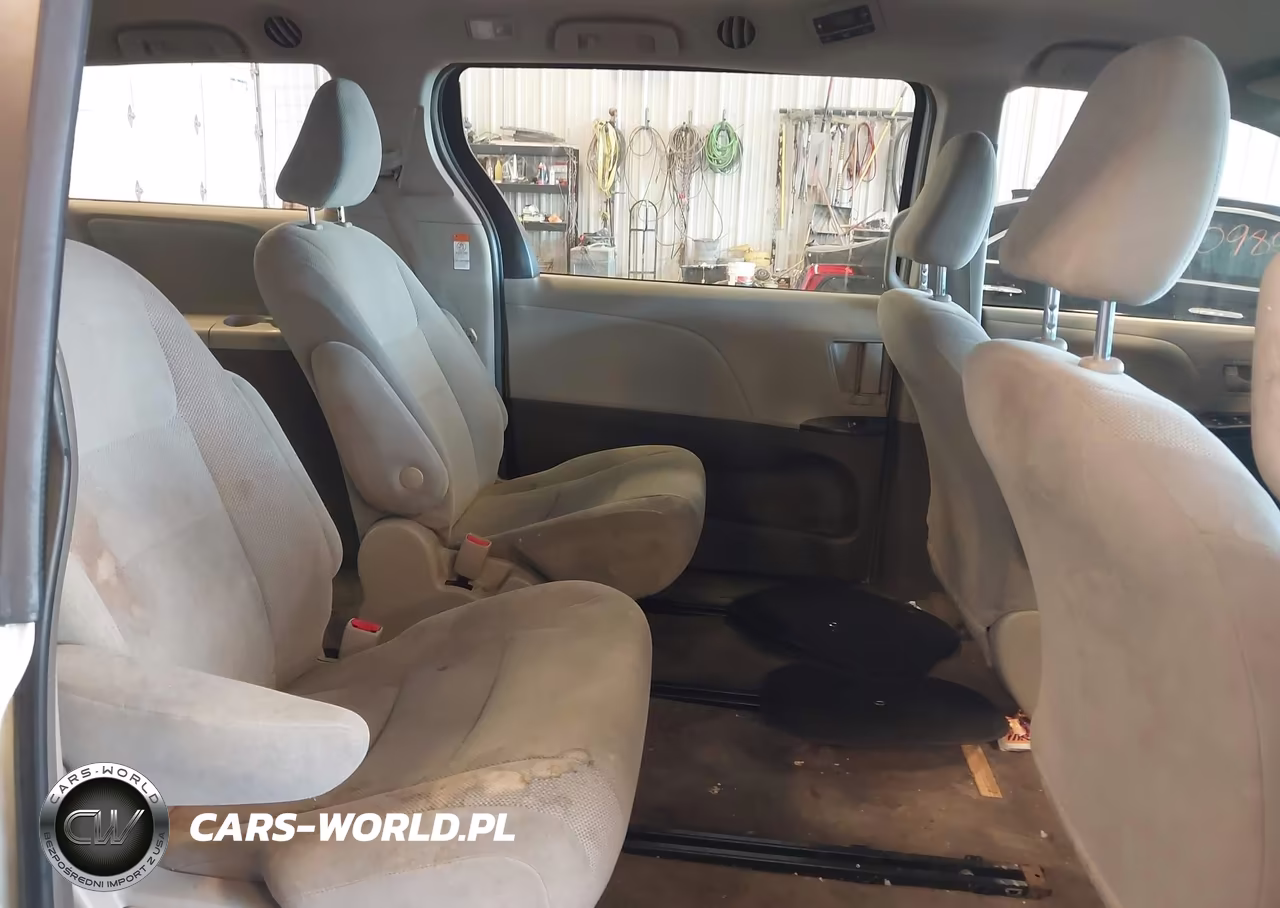 2018 Toyota Sienna L 7 Passenger VIN:5TDZZ3DC4JS928038 - 8