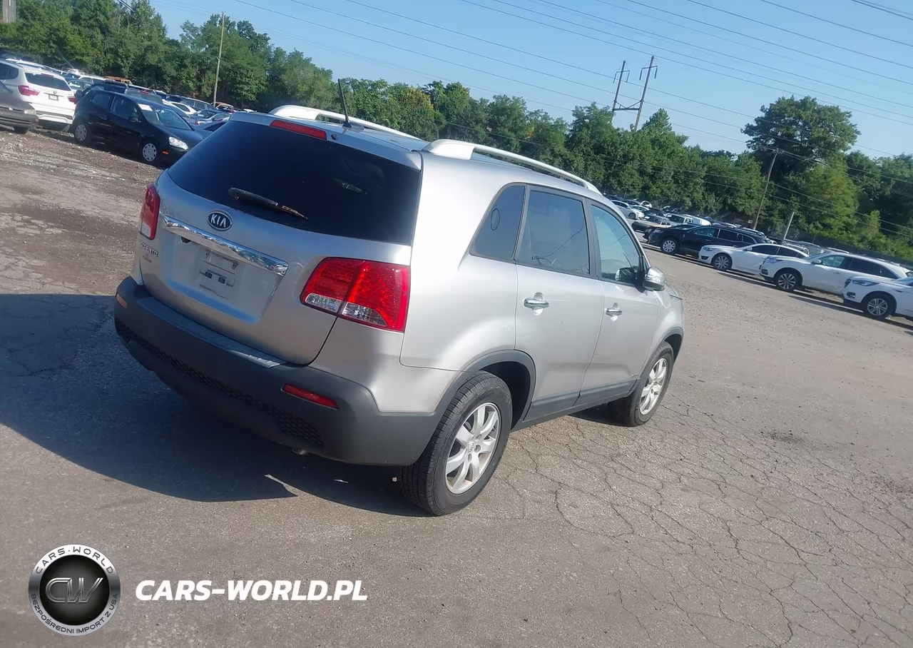 2013 Kia Sorento Lx VIN:5XYKTCA63DG335130 - 4