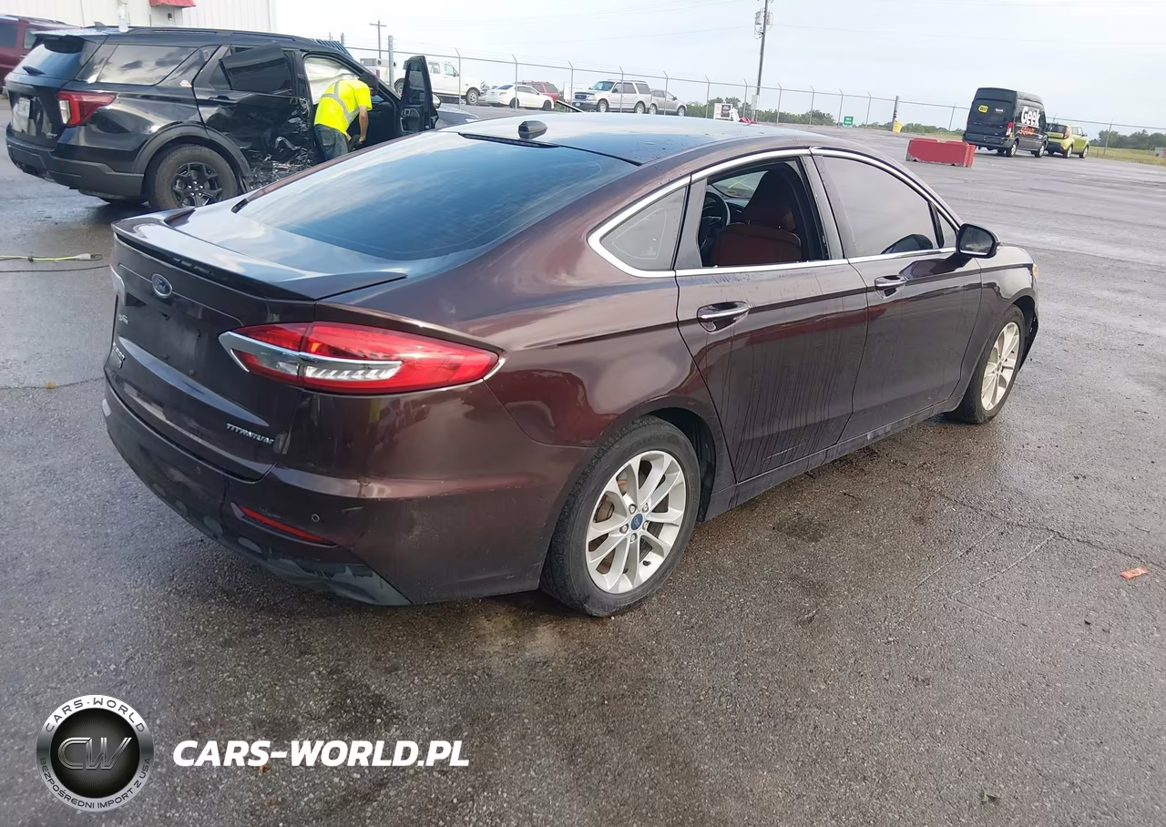 2019 Ford Fusion Energi Titanium VIN:3FA6P0SU7KR258613 - 4