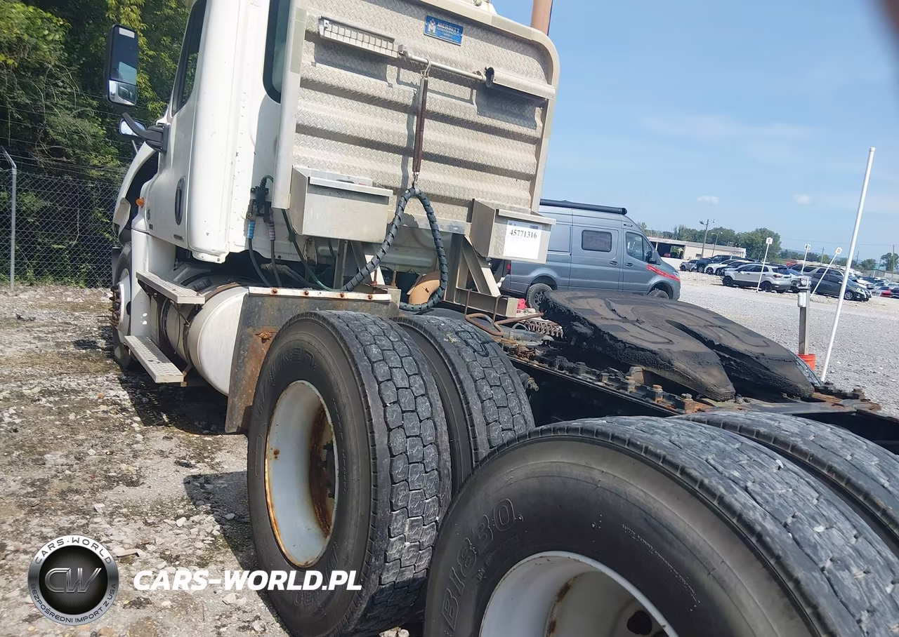 2011 Freightliner Cascadia 125 VIN:1FUJGEDV7BSAY8227 - 3