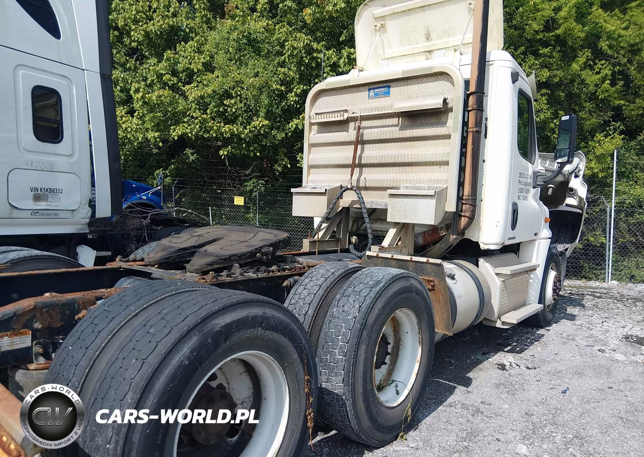 2011 Freightliner Cascadia 125 VIN:1FUJGEDV7BSAY8227 - 4