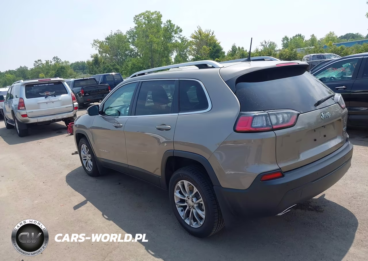 2019 Jeep Cherokee Latitude Plus Fwd VIN:1C4PJLLXXKD243588 - 3