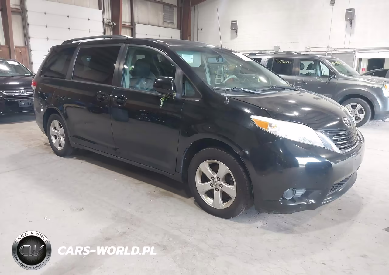 2014 Toyota Sienna Le V6 8 Passenger