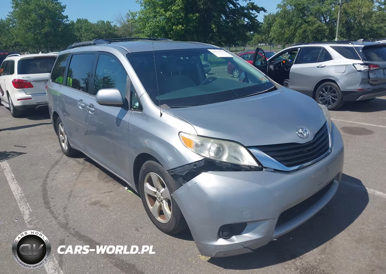 2013 Toyota Sienna Le V6 8 Passenger