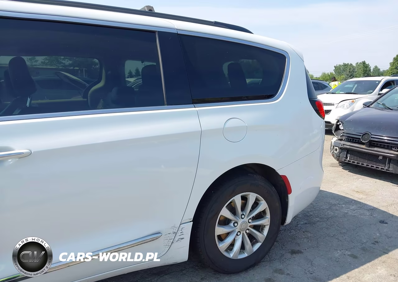 2017 Chrysler Pacifica Touring-L VIN:2C4RC1BG6HR520736 - 17