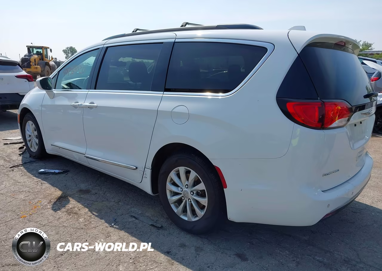 2017 Chrysler Pacifica Touring-L VIN:2C4RC1BG6HR520736 - 3
