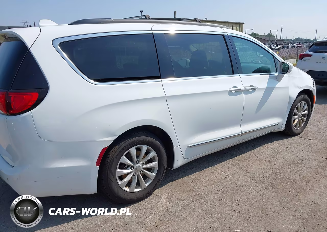 2017 Chrysler Pacifica Touring-L VIN:2C4RC1BG6HR520736 - 4